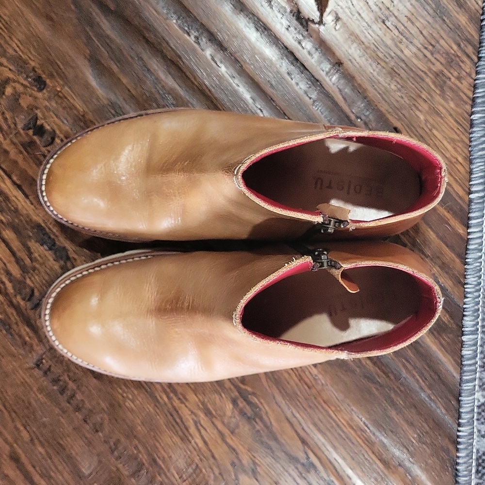 Bed/Stu Lydyi Two-tone Tan Rustic. Size 9. Like new - worn twice.